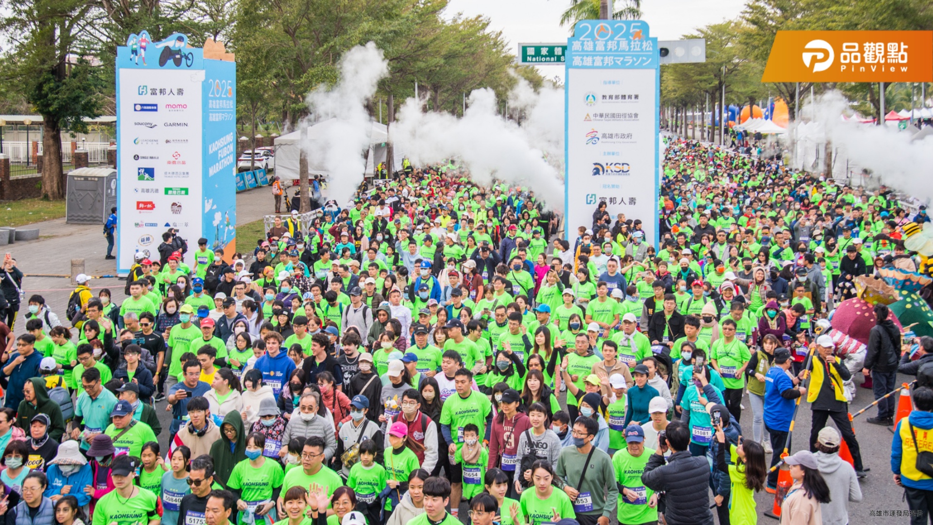 2025高雄富邦馬拉松開跑 恐龍狂奔趣味十足 陳其邁親上陣掀高潮