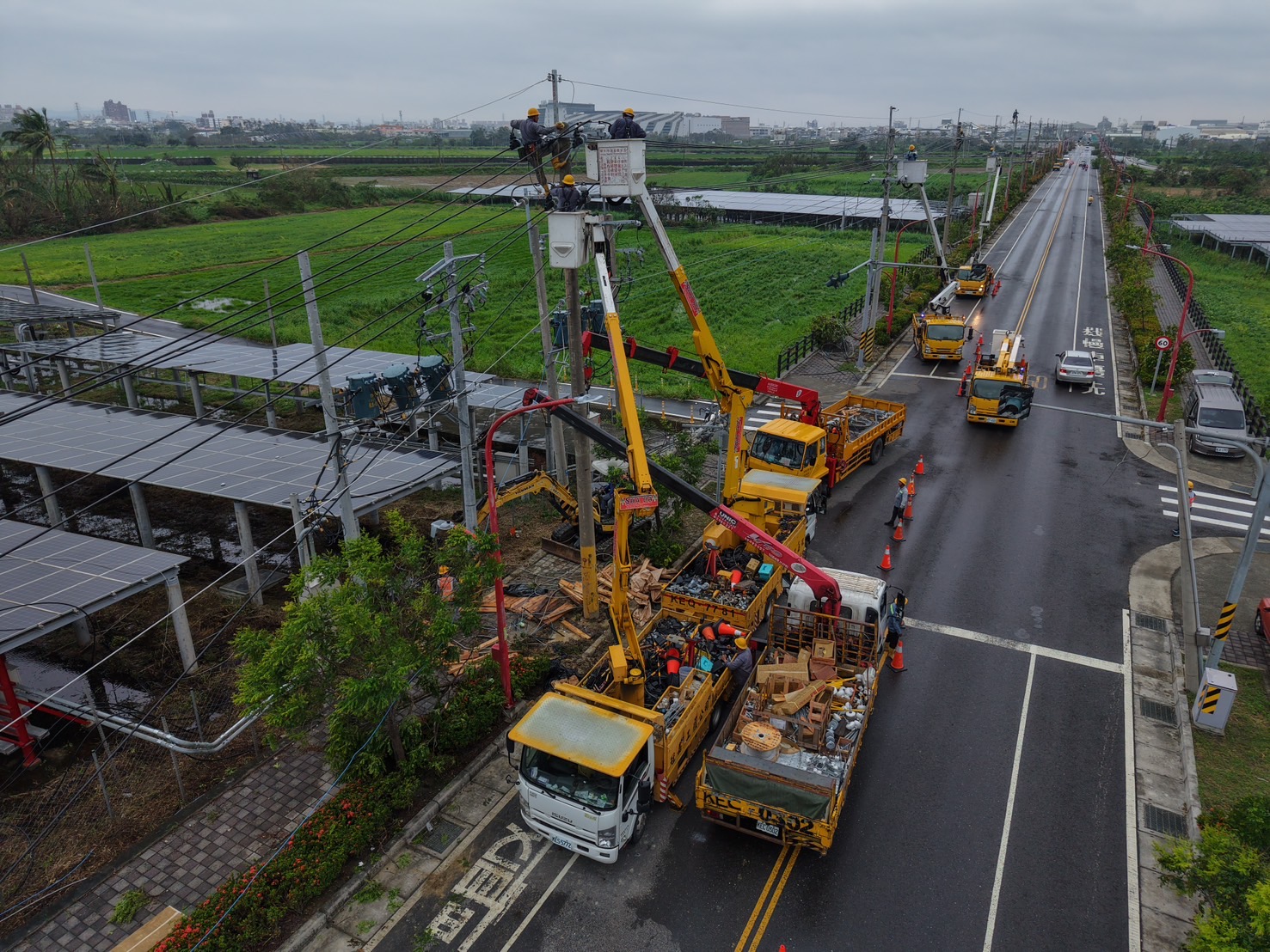 丹娜絲颱風損斷近1400支電桿！逾86萬戶曾停電　台電搶修復電近9成