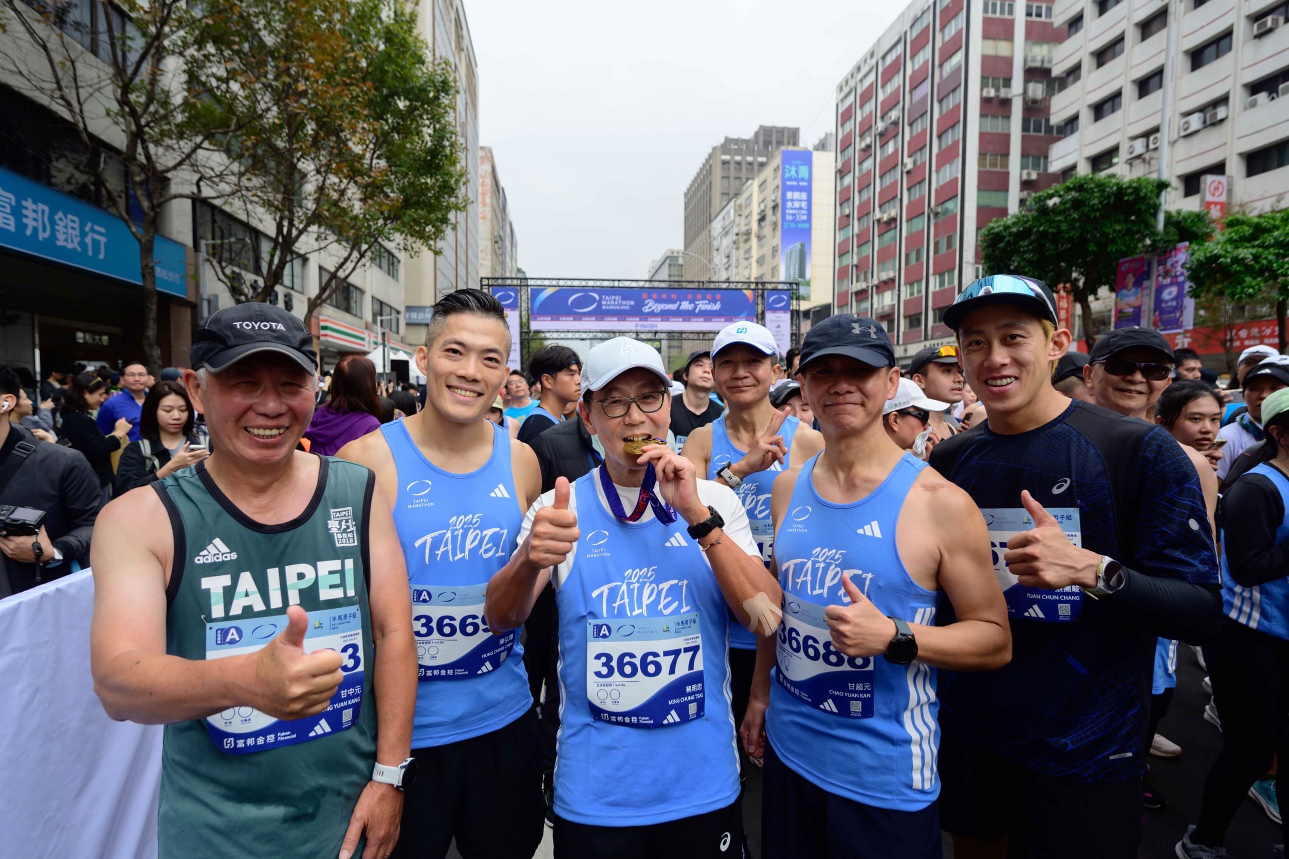 2025臺北馬聚近3萬跑者！富邦志工及視障陪跑員響應　蔡明忠12度參賽