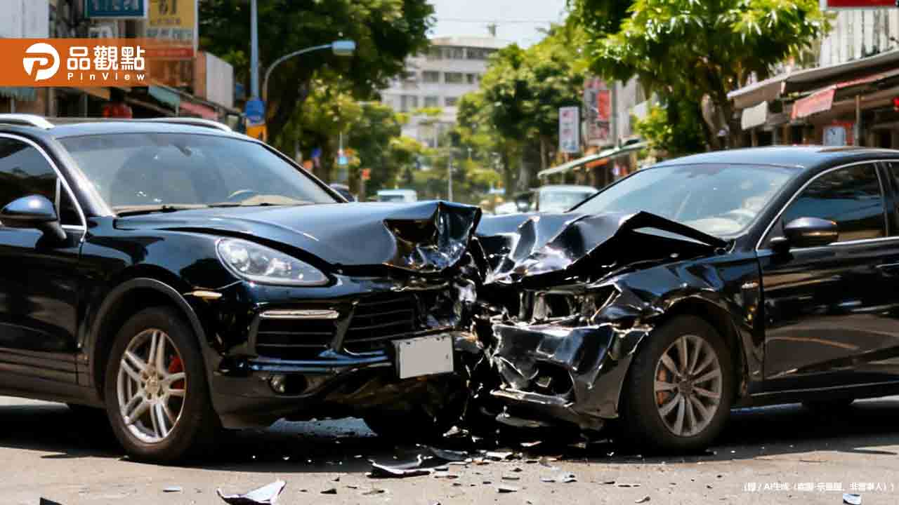 不滿被按喇叭！高雄2轎車理論變互撞 4人掛彩送醫