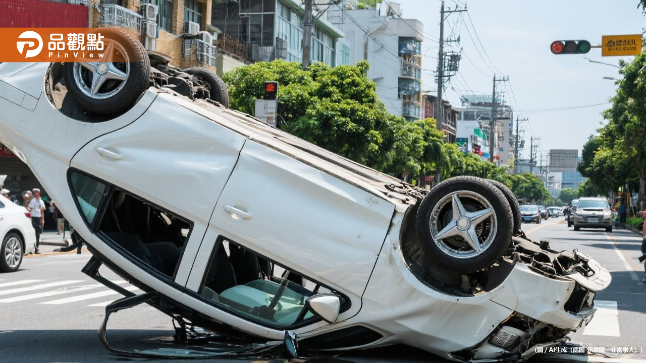 BMW違停下秒賓士直接猛撞大翻車！網狂問：小孩坐哪