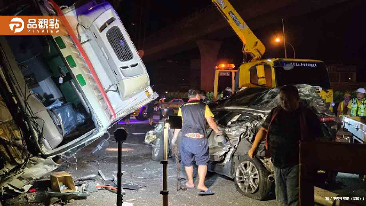 國道驚悚4車連環撞！大貨車側翻壓轎車10人傷